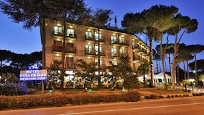 Un hôtel à plusieurs étages, doté de balcons, d’une piscine et d’une enseigne indiquant qu’il s’agit de l’« hôtel Vina de Mar ».