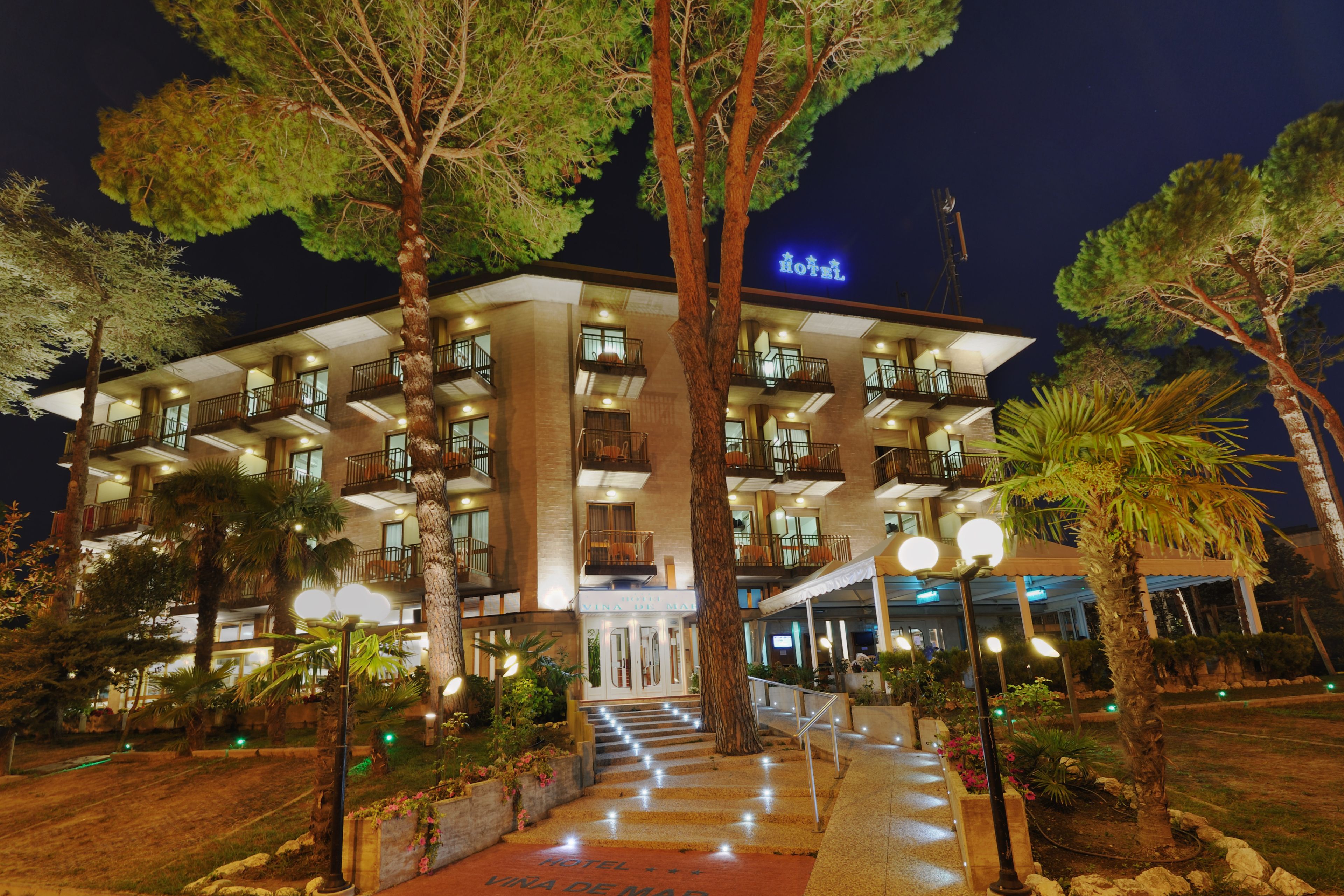 Framhlið gististaðar – að kvöld-/næturlagi