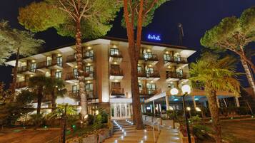 Framhlið gististaðar – að kvöld-/næturlagi