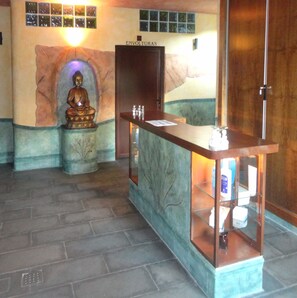 Un sauna, una bañera de hidromasaje, baño turco, baño turco/hammam
