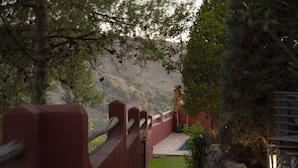 A pathway leading to a seating area with a view of a mountainous landscape. - Hotel Boutique Cerro del Sol (Cenes de la Vega)