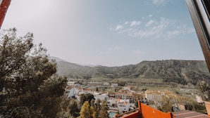 A view of a town with buildings and hills in the background. - Hotel Boutique Cerro del Sol (Cenes de la Vega)
