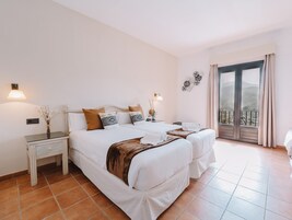 Habitación triple superior, baño privado | Ropa de cama hipoalergénica, edredones de plumas, minibar y caja fuerte