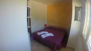Iron/ironing board, free WiFi, bed sheets