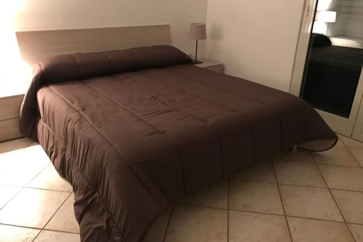 Habitación básica doble | Tabla de planchar con plancha, wifi gratis y ropa de cama