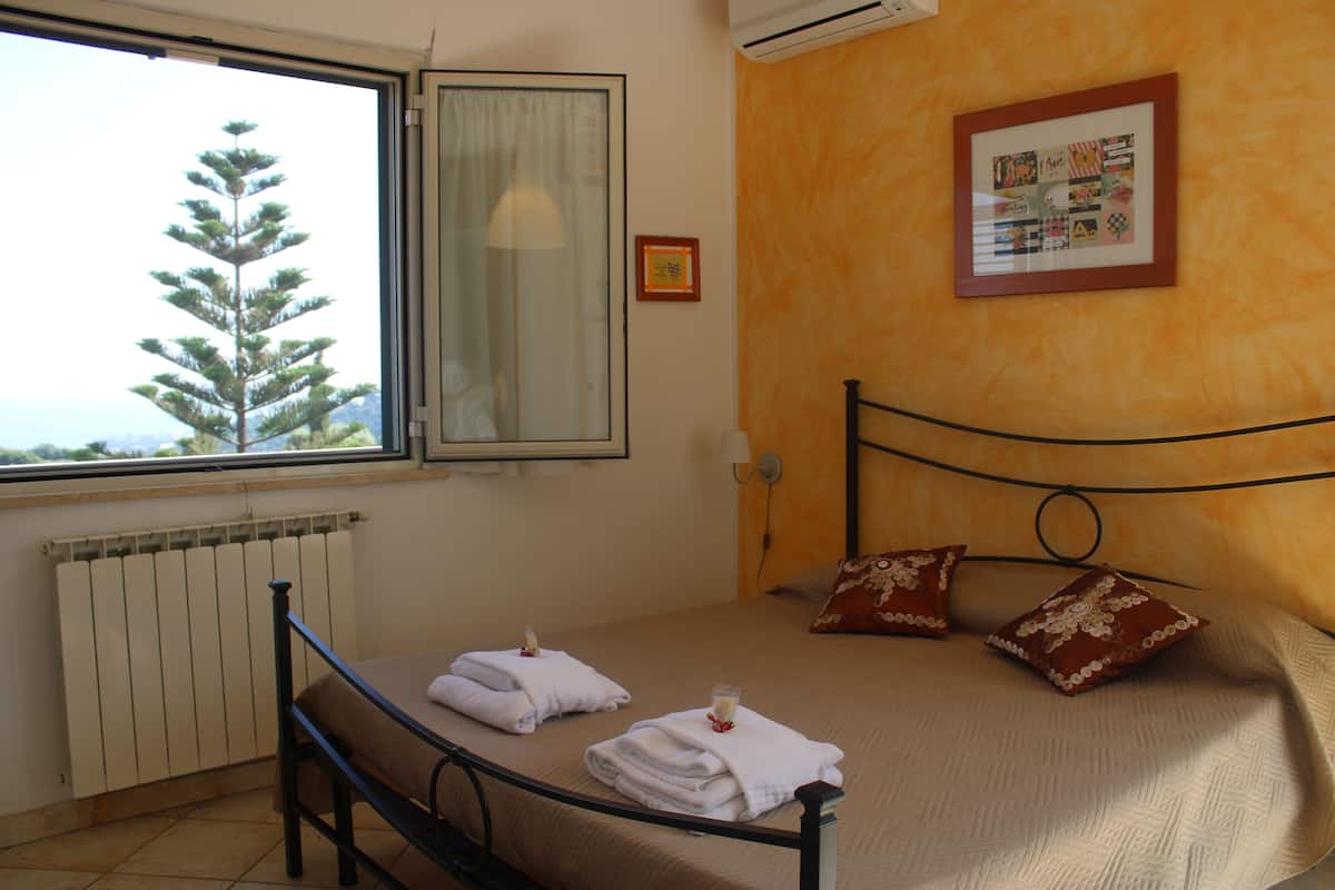 Habitación cuádruple | Tabla de planchar con plancha, wifi gratis y ropa de cama