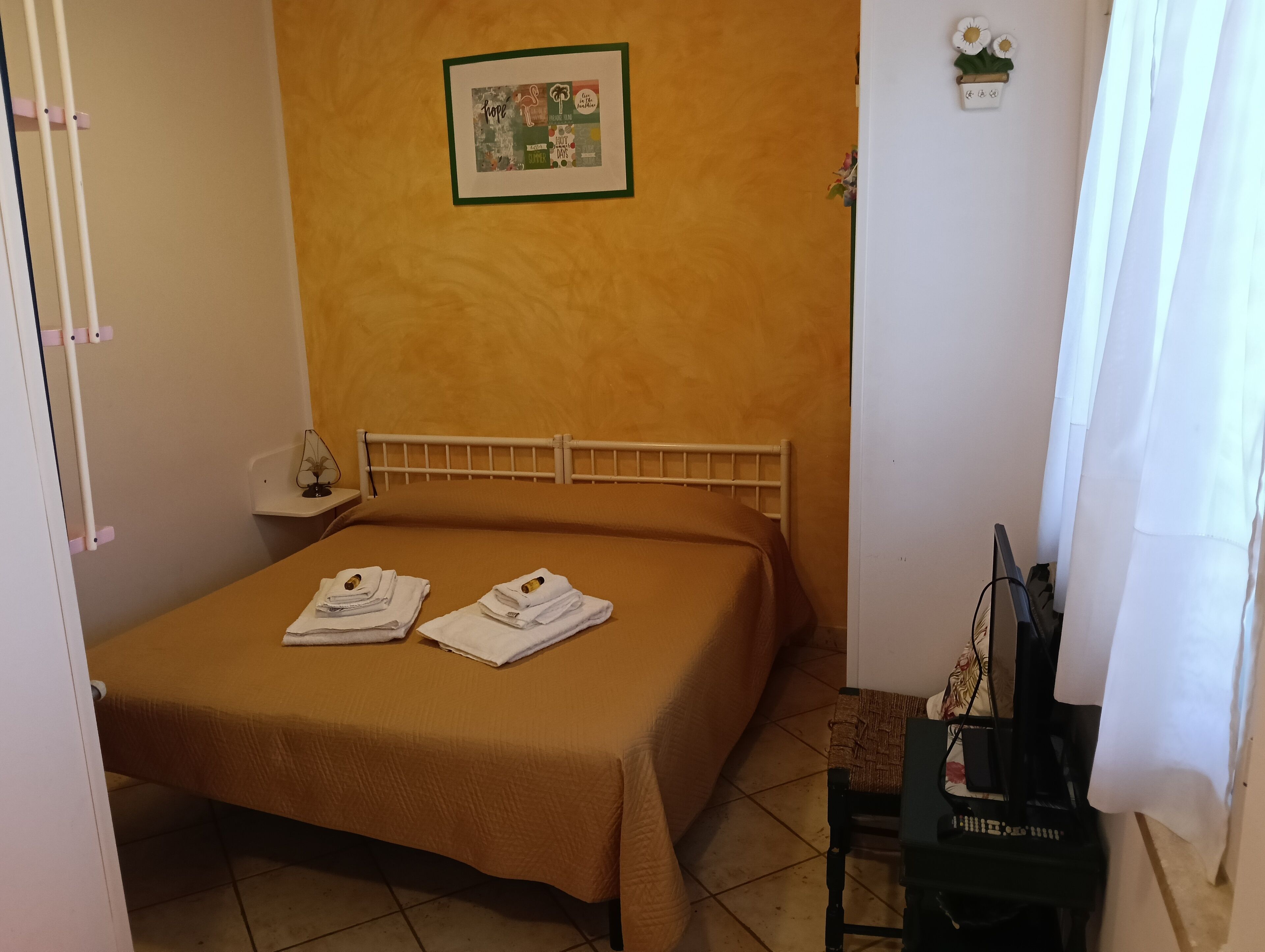 基础双人房 | 熨斗/熨板、免费 WiFi、床单