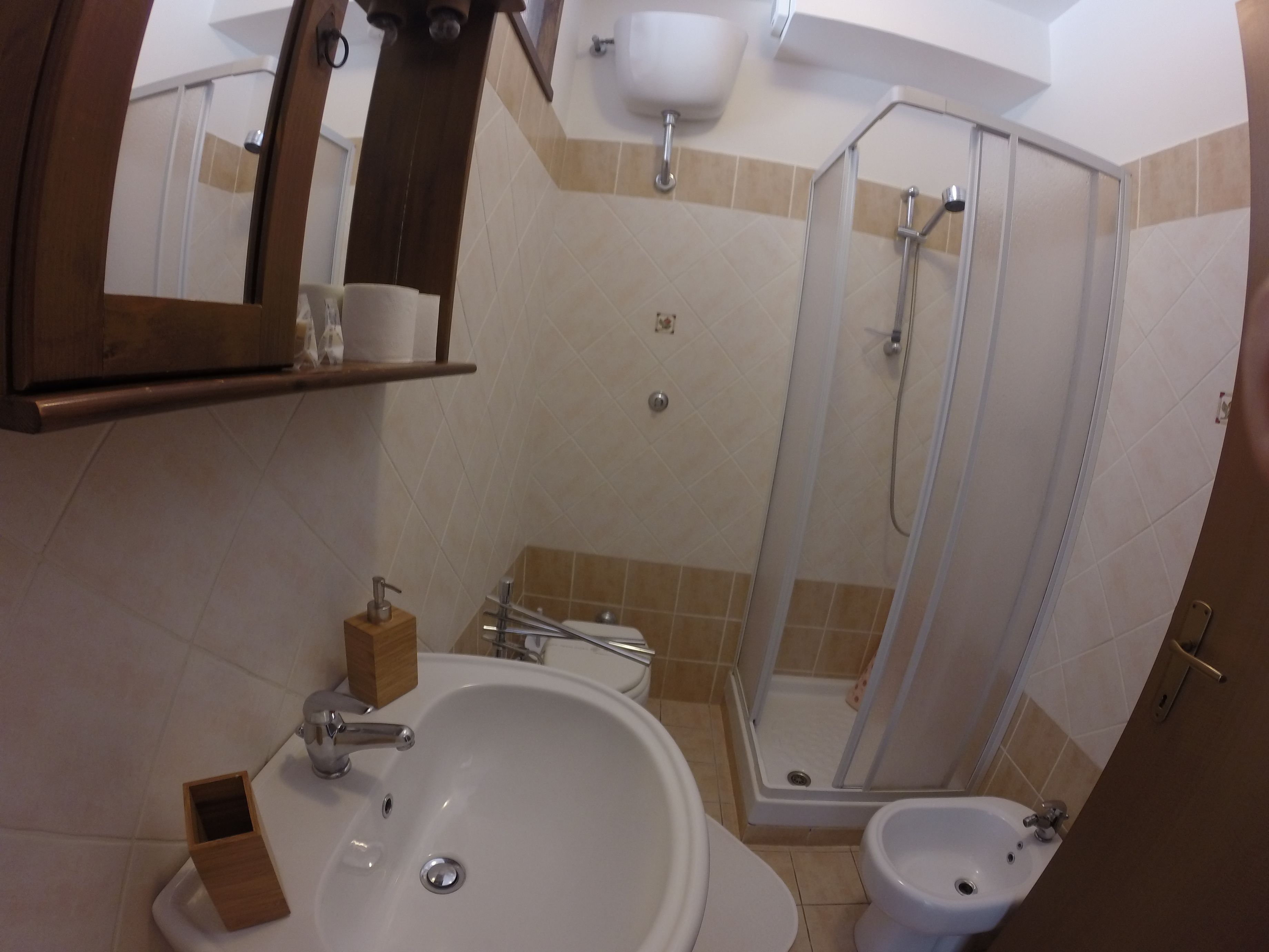 Un baño con bañera, lavabo y ducha.
