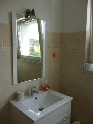 A bathroom with a white sink, a mirror, and a window. - Elicrim (Santo Stefano di Magra)