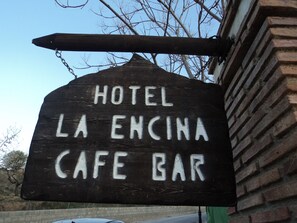 Una señal de madera con la inscripción 