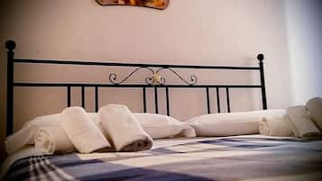Comfort-Zimmer | Schreibtisch, Babybetten, Zustellbetten
