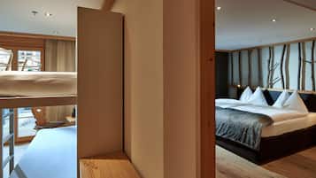 Een moderne slaapkamer met een groot bed, een houten hoofdbord en uitzicht op het landschap.