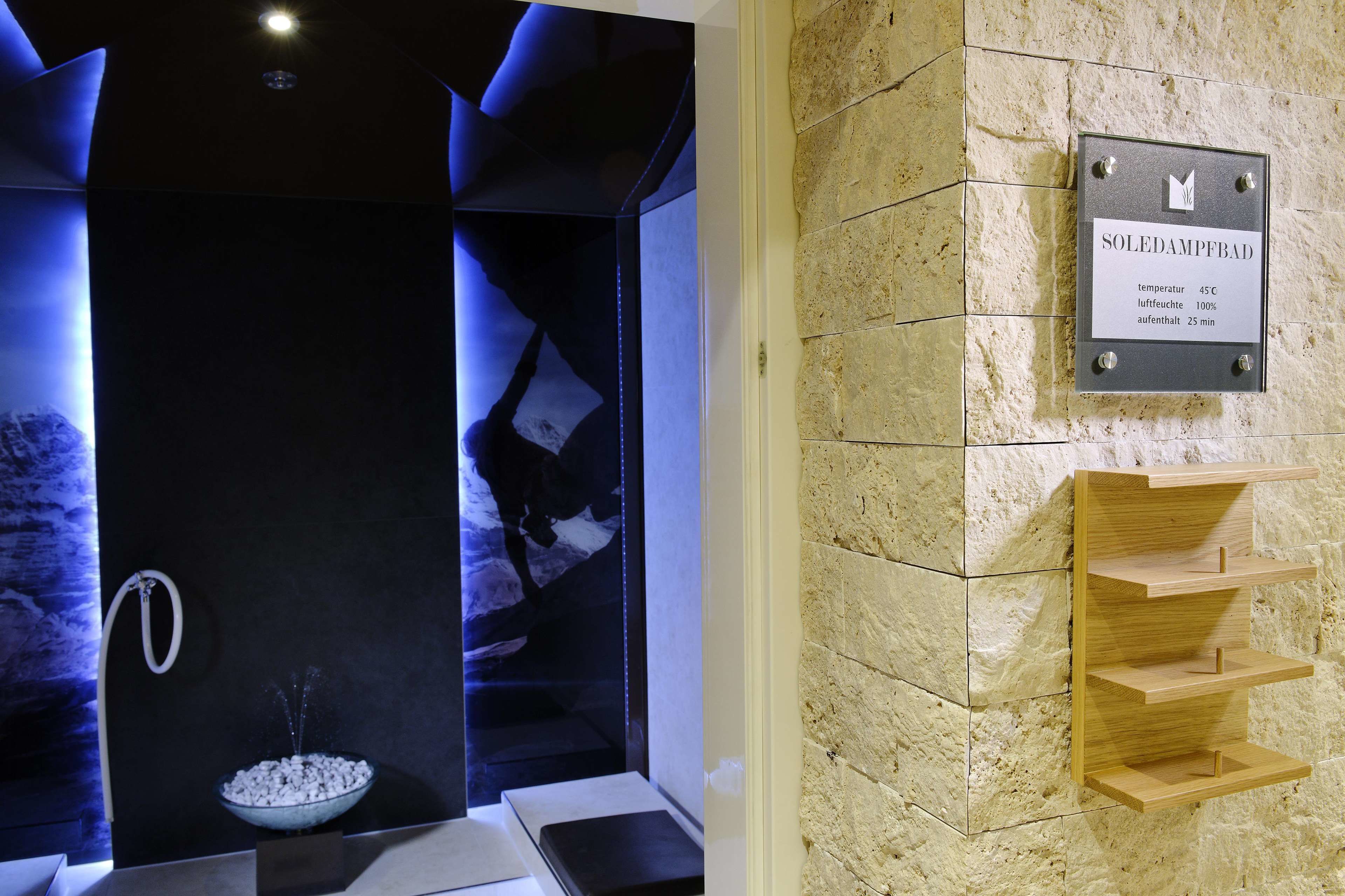 Un baño moderno con diseño en blanco y negro, un lavabo y un estante en la pared.