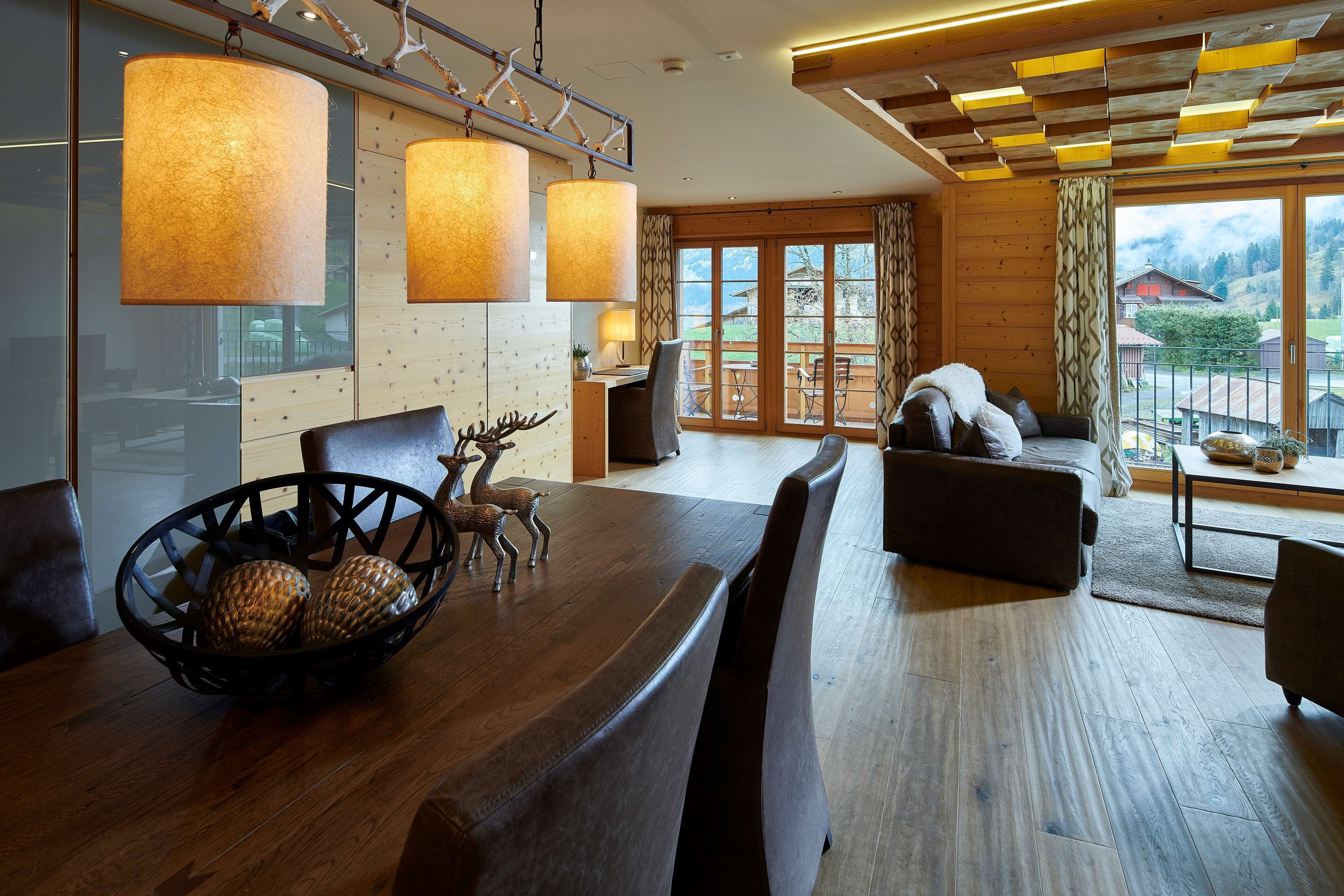 أغطية فراش متميزة وأسرّة بطبقة علوية مريحة وميني بار وخزنة داخل الغرفة