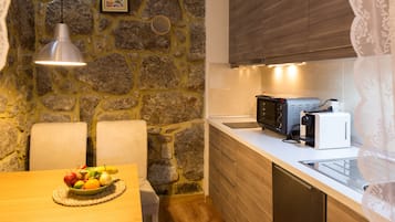 Apartamento, 1 habitación, cocina básica | Cocina privada | Cafetera o tetera y trona infantil