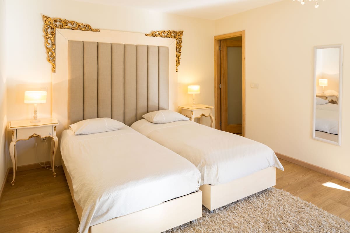 1 kamar tidur, minibar, dan didekorasi berbeda-beda