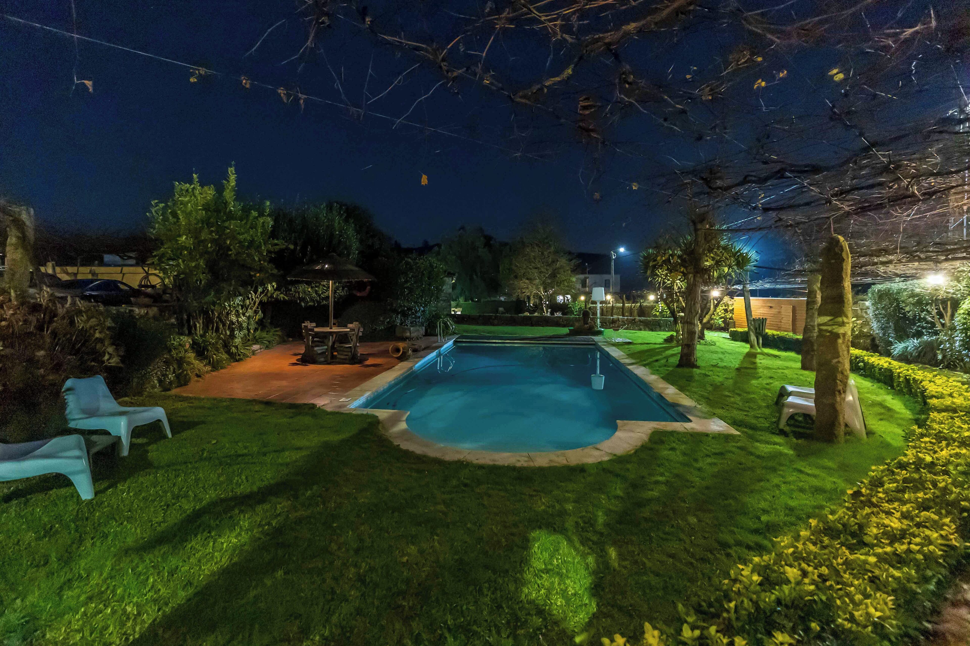 2 ulkouima-allasta, aurinkotuoleja