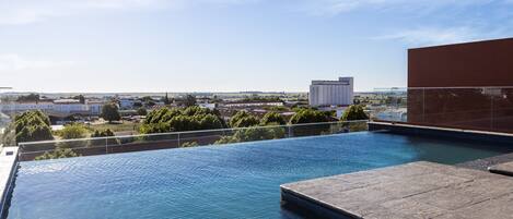 Piscine extérieure (ouverte en saison), parasols de plage