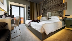 經典雙人房 | 高級寢具、迷你吧、客房內保險箱、書桌