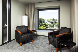 32-inch LED TV with satellite channels, TV, pay movies - Vitória Stone Hotel (Évora)