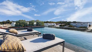 Una piscina al aire libre de temporada, sombrillas