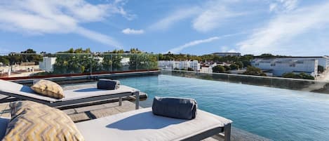 Una piscina al aire libre de temporada (de 08:00 a 20:00), sombrillas