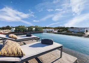 季節性室外游泳池,開放時間為 08:00 至 20:00,提供泳池遮陽傘和日光浴躺椅