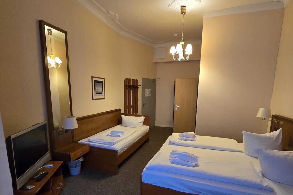 Triple Room | Iron/ironing board, free cribs/infant beds, free WiFi, bed sheets