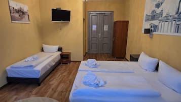 Habitación triple | Tabla de planchar con plancha, cunas gratuitas y wifi gratis