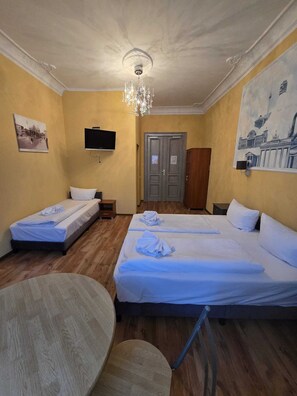 Habitación triple | Tabla de planchar con plancha, cunas gratuitas, wifi gratis