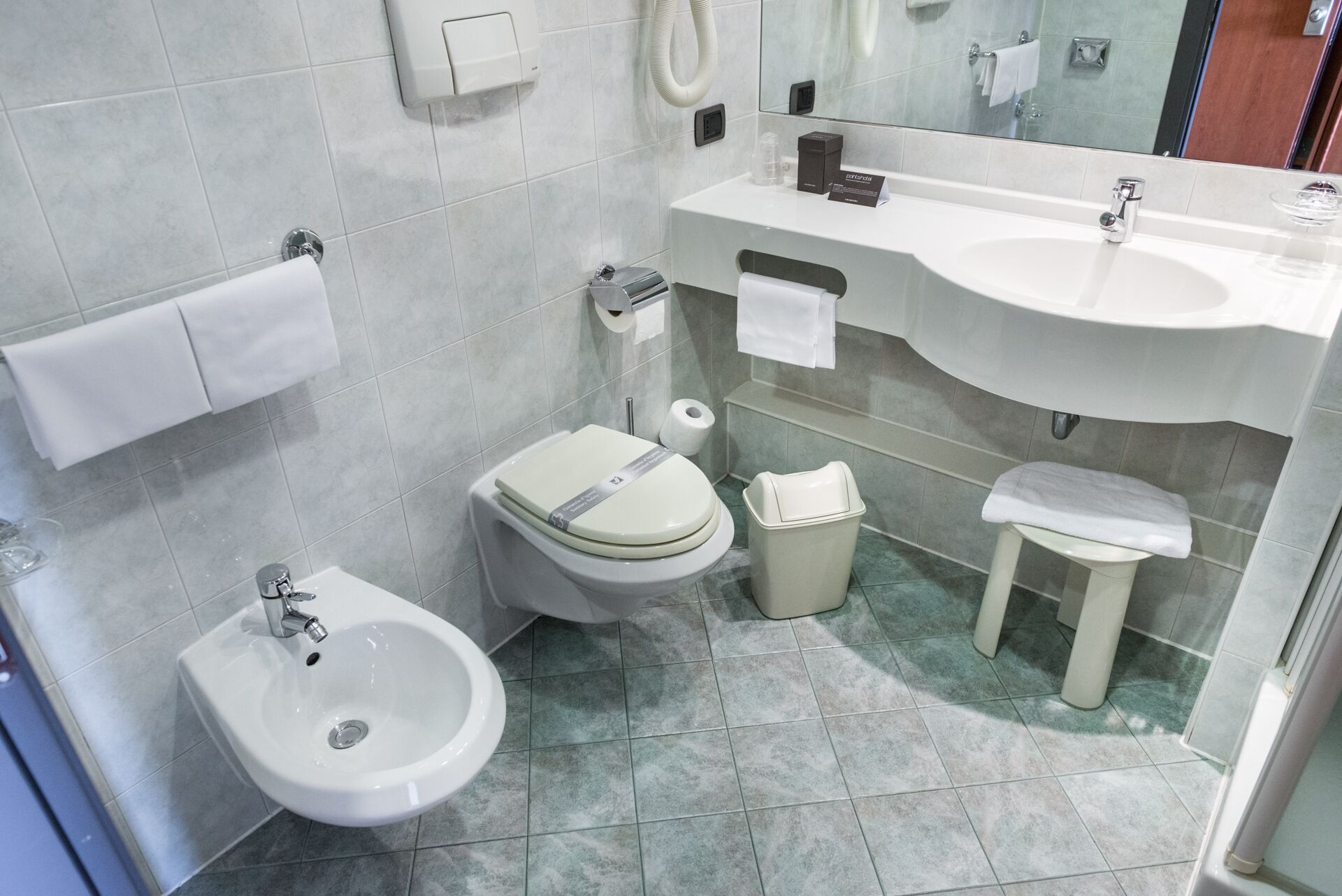 hydromassage showerhead, free toiletries, hair dryer, bidet