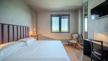 Design Double Room Single Use, 1 Double Bed | Minibar, in-room safe, desk, blackout curtains