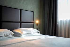 Minibar, caixa forta a l'habitació, escriptori i cortines opaques 