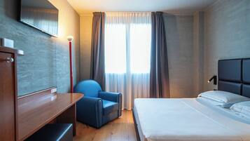 Minibar, caja de seguridad en la habitación y escritorio