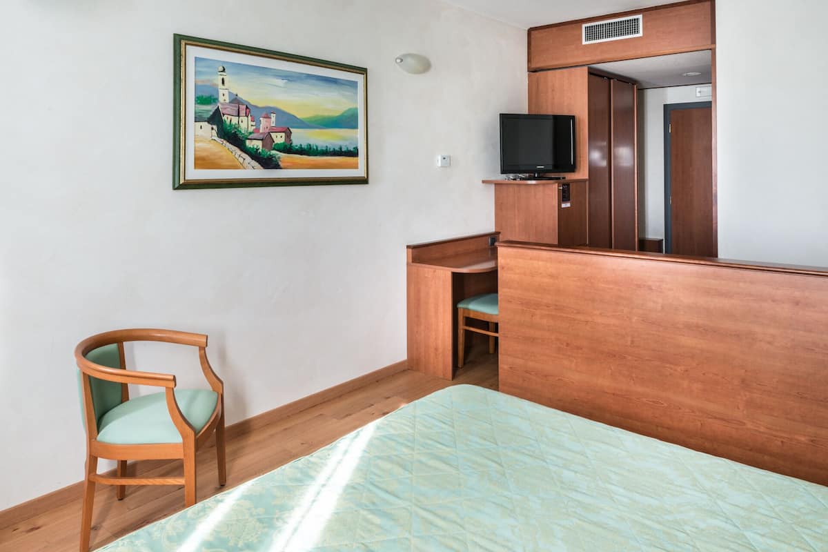 Minibar, in-room safe, desk, blackout curtains