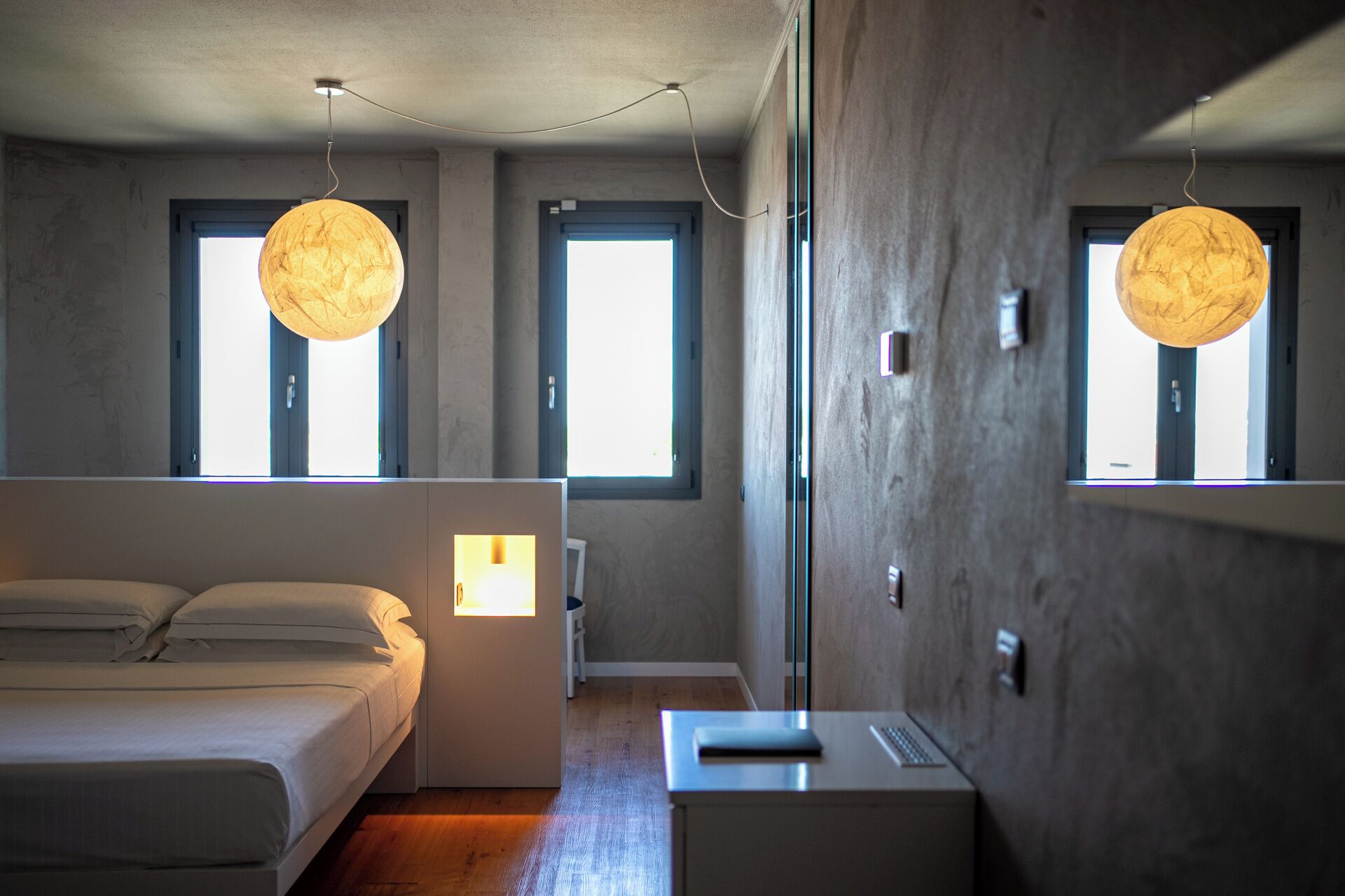 Een minibar, een kluis op de kamer, een bureau, verduisterende gordijnen