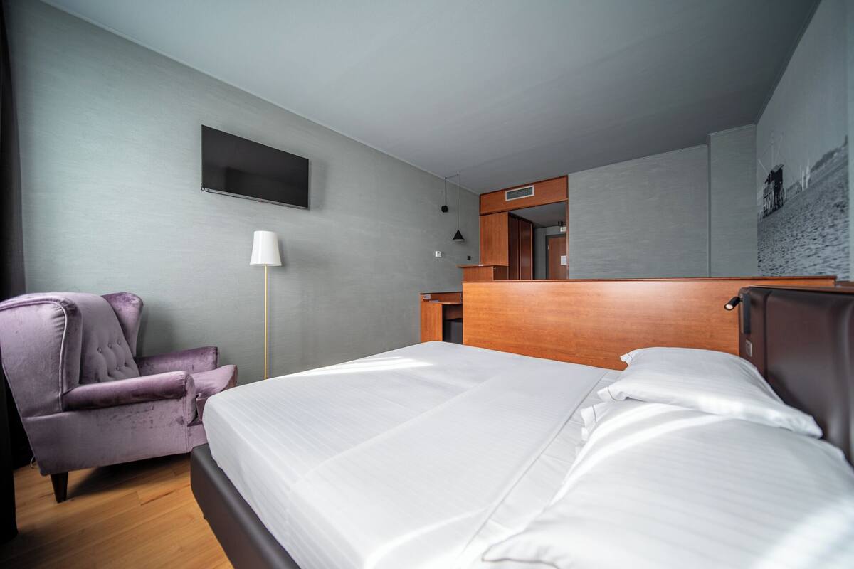 Een minibar, een kluis op de kamer, een bureau, verduisterende gordijnen