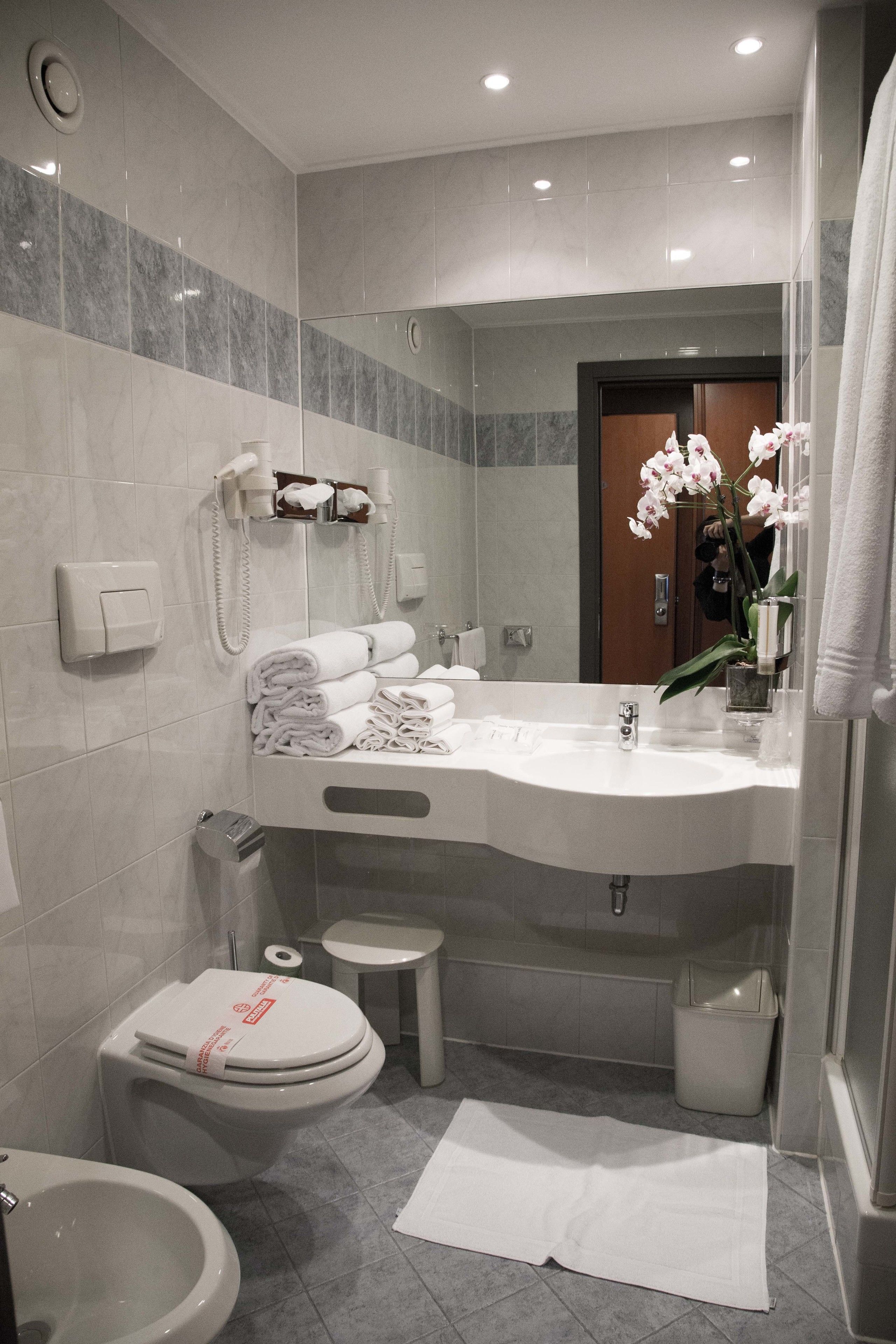 classic double or twin room | bathroom | hydromassage showerhead, free toiletries, hair dryer, bidet