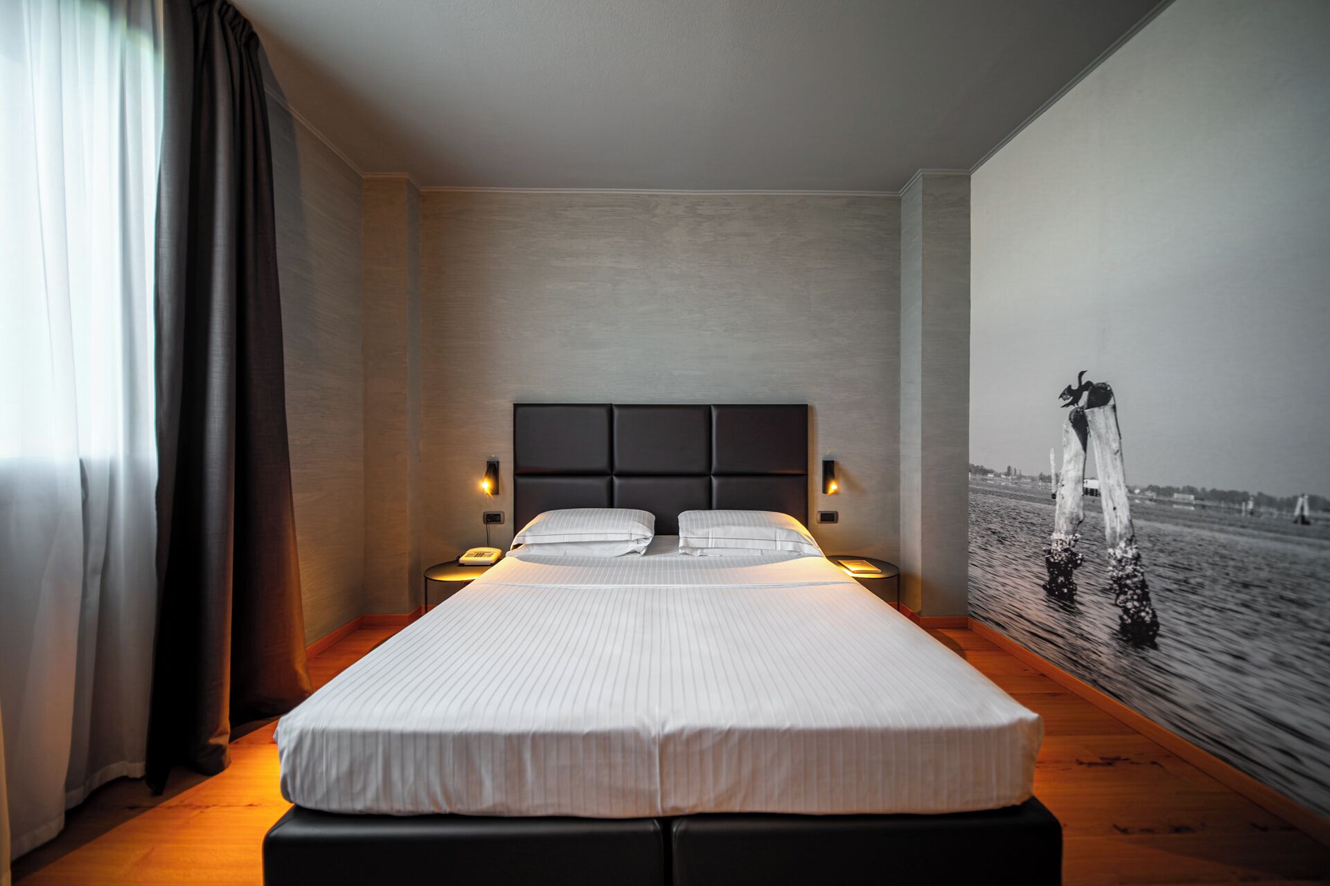 Een minibar, een kluis op de kamer, een bureau, verduisterende gordijnen