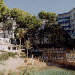 Private beach, sun-loungers, beach umbrellas, beach towels