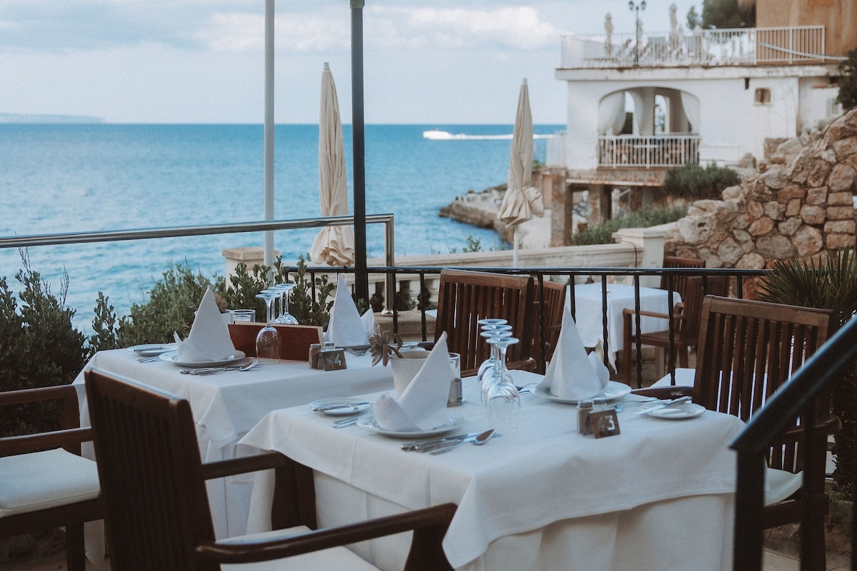 2 restaurants, breakfast, lunch, dinner served; barbecue