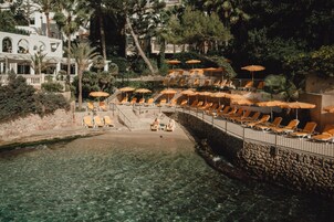 Private beach, sun-loungers, beach umbrellas, beach towels