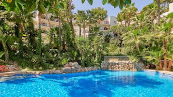 Piscina coperta, 2 piscine all'aperto, lettini