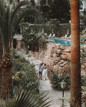 Indendørs pool, 2 udendørs pools, liggestole
