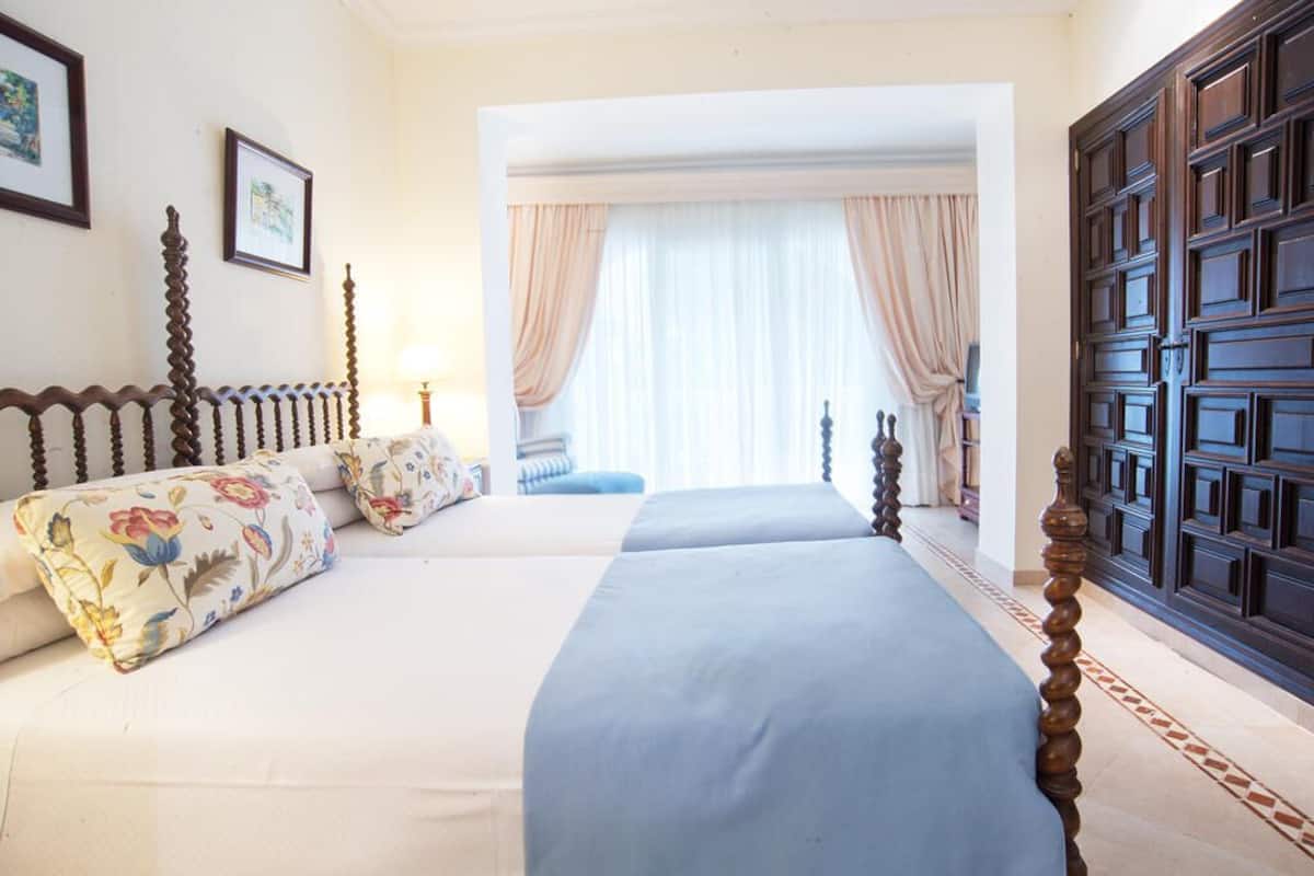 Premium bedding, pillowtop beds, minibar, in-room safe