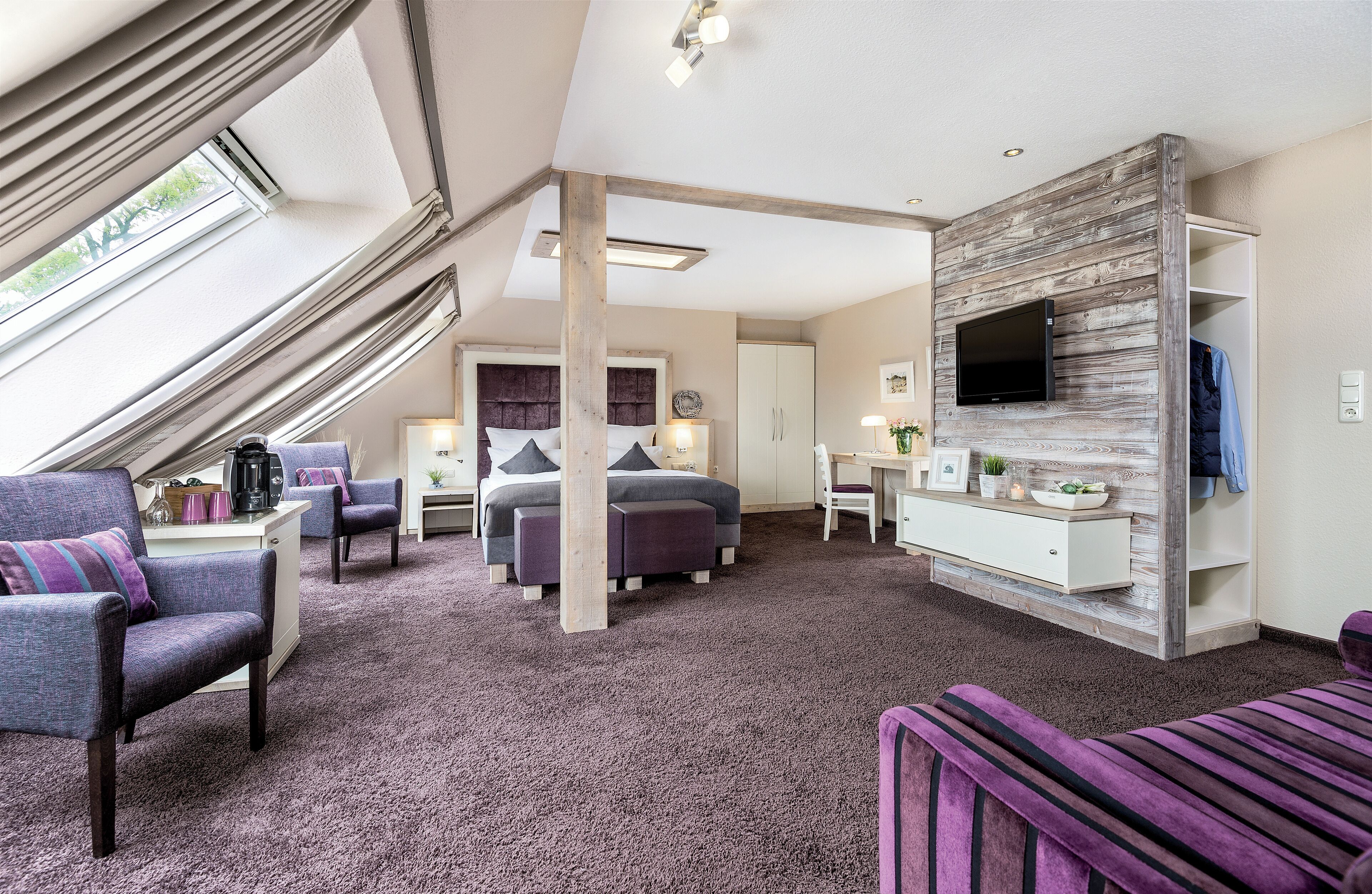 Junior studio suite | Hypoallergeen beddengoed, Tempur Pedic-bedden, een bureau