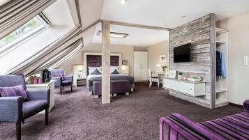 Junior studio suite | Hypoallergeen beddengoed, Tempur Pedic-bedden, een bureau