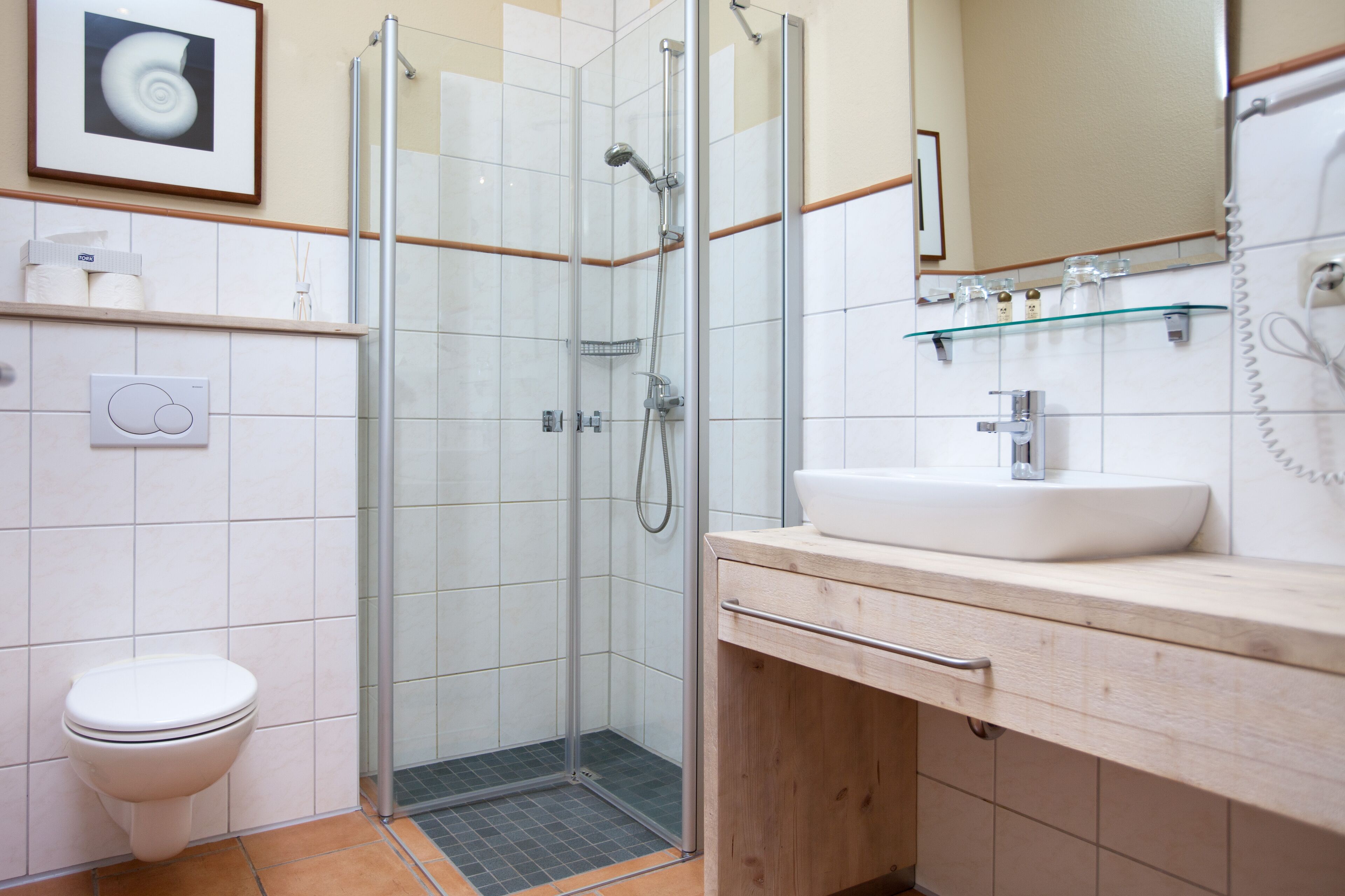Comfort-Doppelzimmer | Badezimmer | Dusche, kostenlose Toilettenartikel, Haartrockner, Handtücher