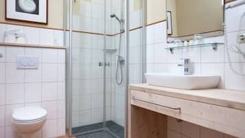 Comfort-Doppelzimmer | Badezimmer | Dusche, kostenlose Toilettenartikel, Haartrockner, Handtücher
