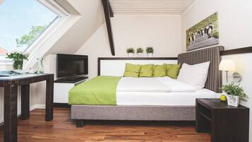 Single Room | Hypo-allergenic bedding, Tempur-Pedic beds, desk, blackout curtains